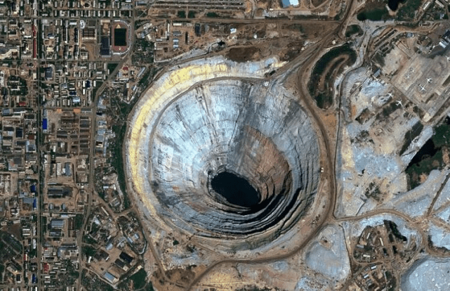 世界上最大的的钻石矿坑，开车到底部需2小时，现在废弃变成景点