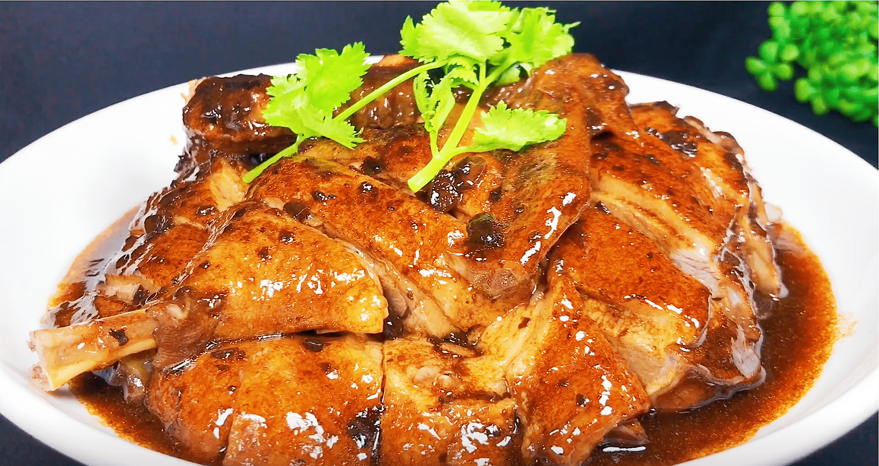 豆豉鸭是广东人餐桌上的一道家常菜.