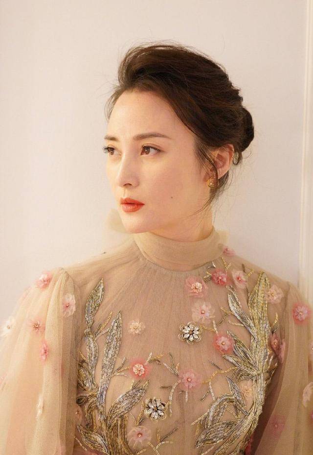 45岁蒋勤勤太霸气,时尚黑纱裙暗暗秀时尚,气场力压丈夫陈建斌_造型