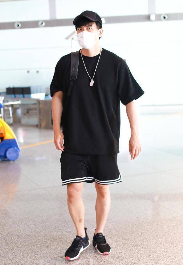 而且男生们在身材美丽上还是非常容易的,赫子铭"大叔"年纪状态好,帅气