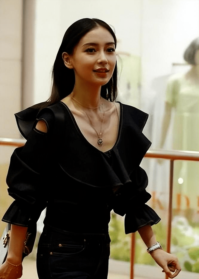杨颖被路人拍的好瘦,这种白幼瘦的体质不健康,还不如素人漂亮!