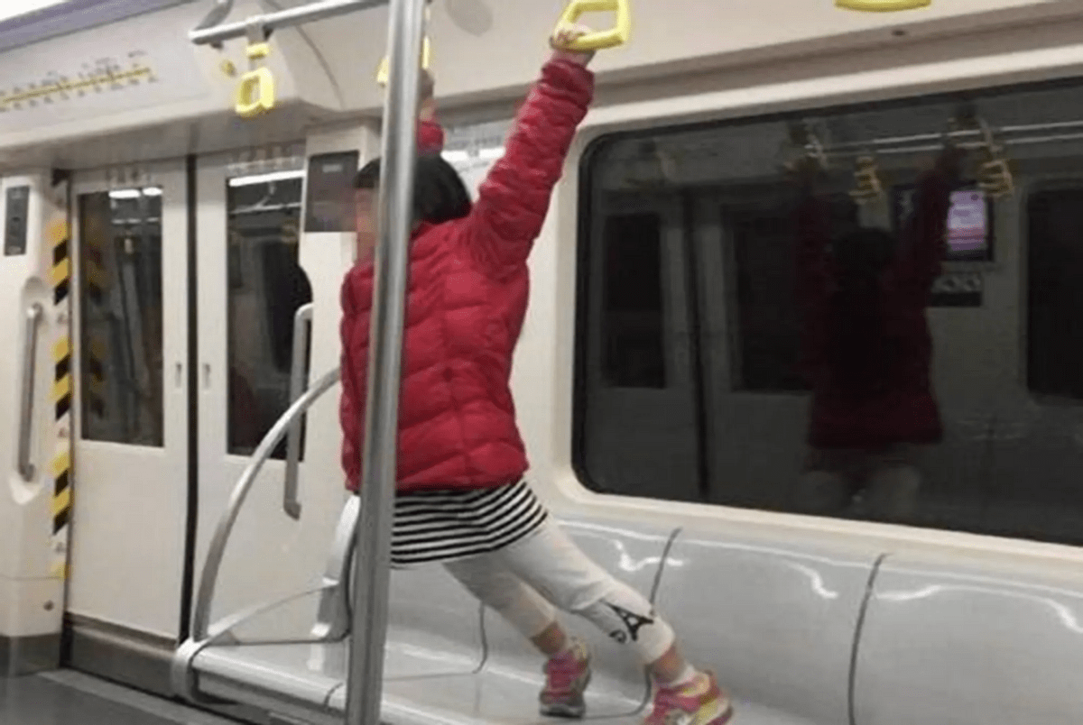 建议高铁出＂带娃车厢＂？对付熊孩子,这位妈妈的做法值得称赞