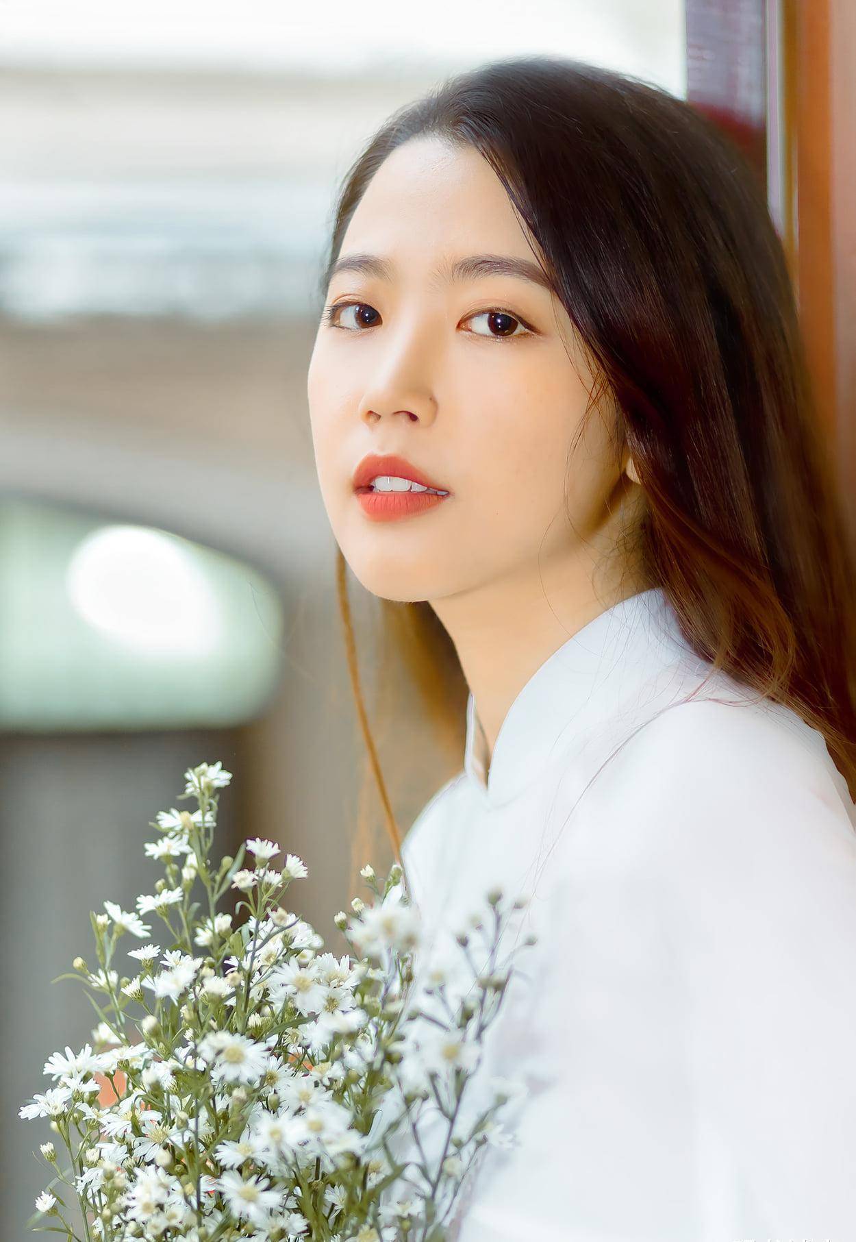 穿着不同款式奥黛的国外美女们,展现出来的温柔婉约都一样迷人