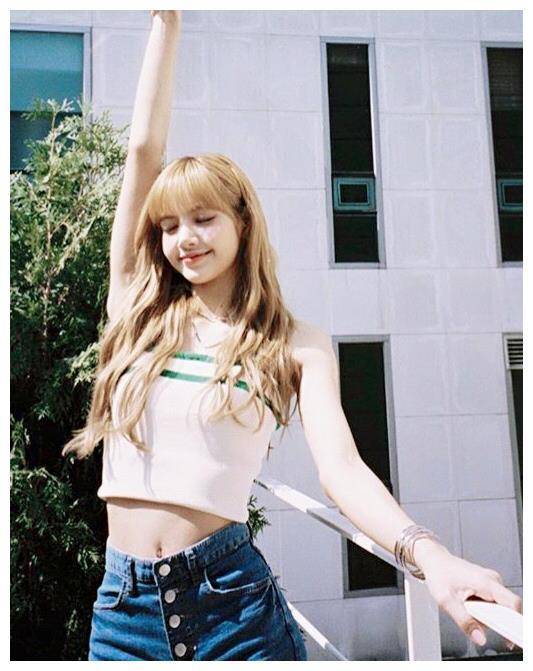 连自己的日常风格都露腰,组装高腰短裤等,lisa好像对自己的身材真的很