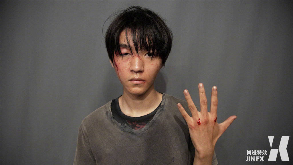 《断·桥》王俊凯伤效妆曝光,看着真疼,一双绝望眼神太刺痛人_孟超