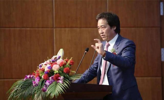 23岁大好年华和大30岁富商陈金飞谈情说爱,杨采钰的野心有多大?