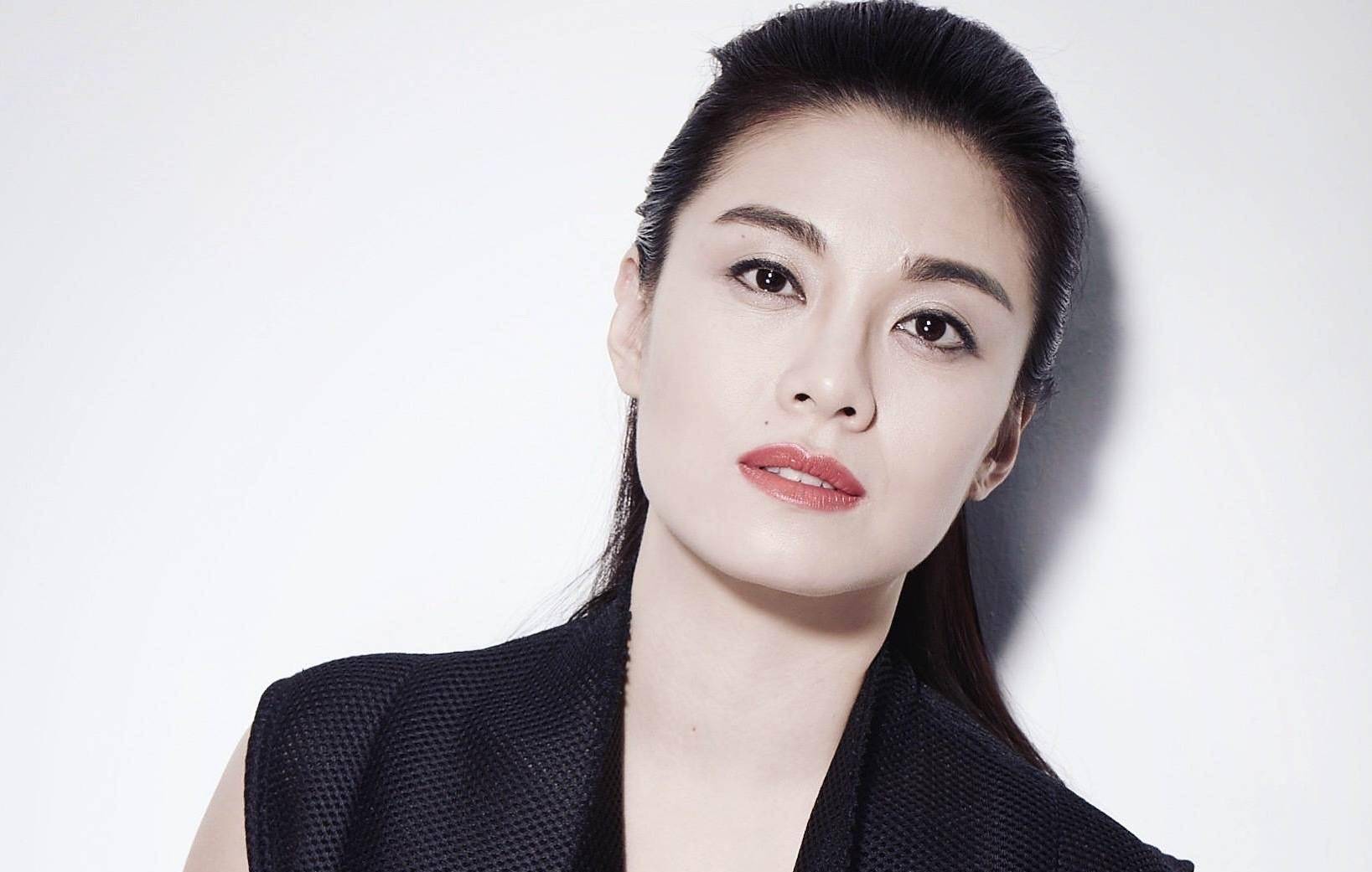 tvb前女星廖碧儿否认拜金,自曝身边很多追求者,喜欢时尚稳重型_卢启贤