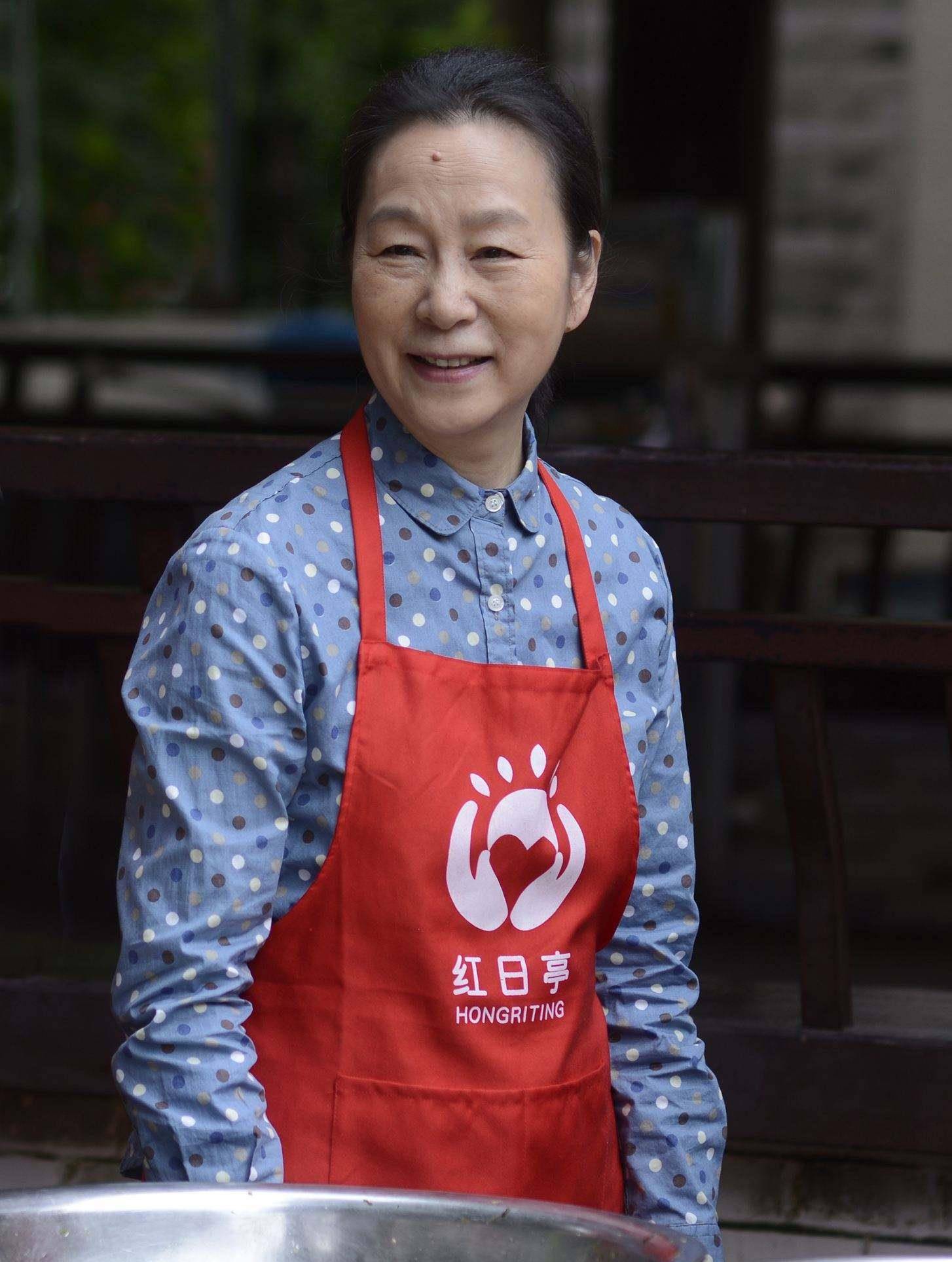65岁奚美娟气质真好,穿短袖西装配老花镜不扮美,优雅到骨子里_服老