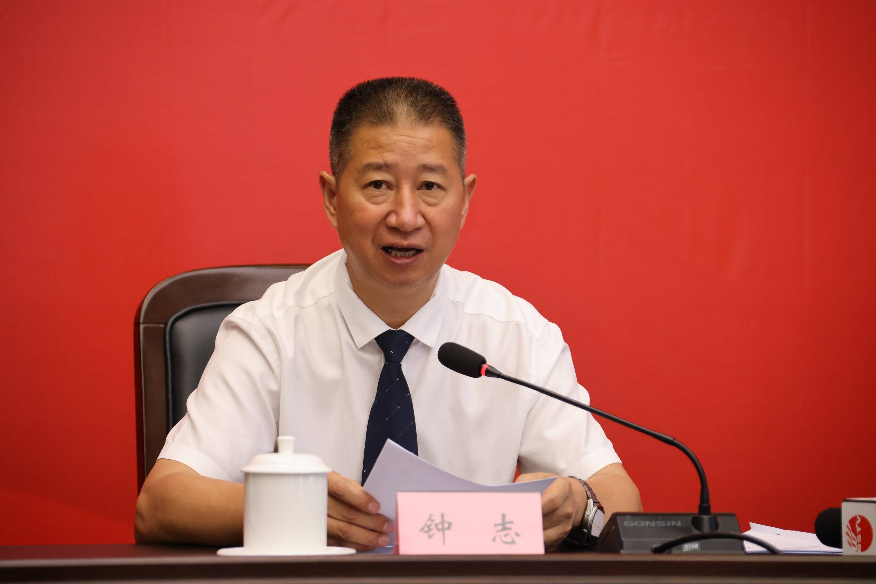 委党组成员,副主任钟志介绍保山十年来科技创新所取得的阶段性成果,并