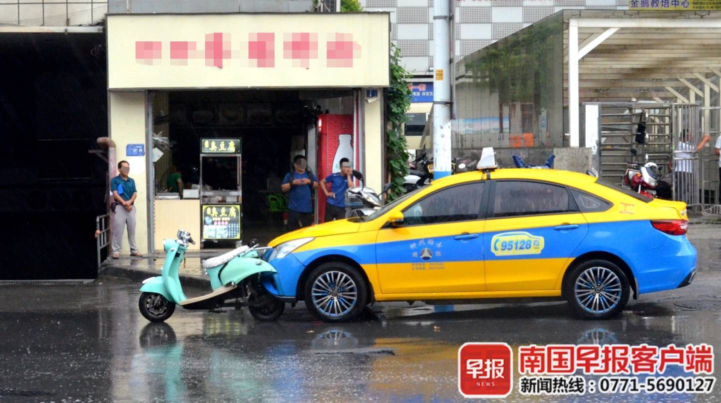 柳州一電驢遭出租車衝撞,兩女子被拋起後重摔在地_南國_早報_自行車