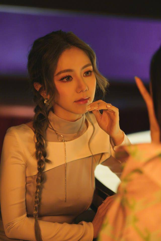 邓紫棋晒与欧阳娜娜贴脸合照,剧透两人合作新歌mv_gloria_露露_微博