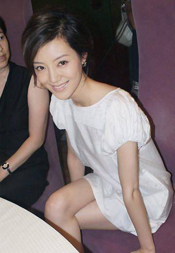 39岁车晓的时尚穿搭,白色的主场,气质女神必备色_裙子_对比_颜色