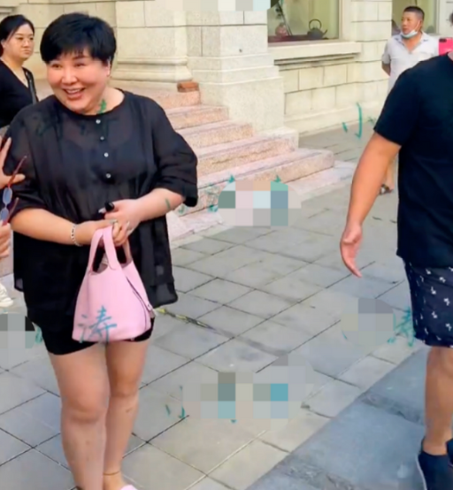 郭德纲老婆与粉丝合照,脖子上胖出富贵包,手拎6万元包包显贵气_王惠