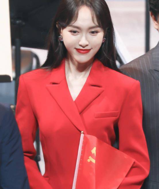 唐嫣才是冻龄女神,穿红色西装气场全开,脸蛋尽是胶原蛋白_女性_身材