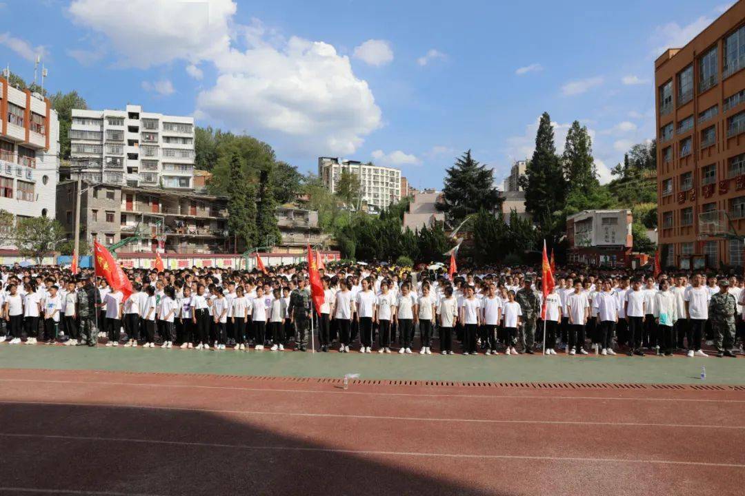 校园里号声阵阵,一派活力景象开学的第一天8月22日是七星关区实验中学