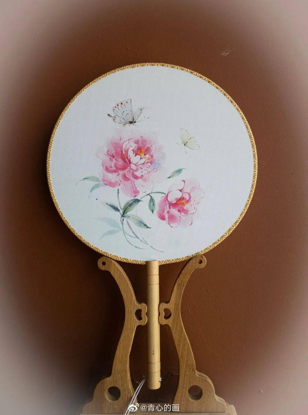 把章子怡,周润发画上团扇,85后小伙绝美中国风水彩,引人民日报点赞