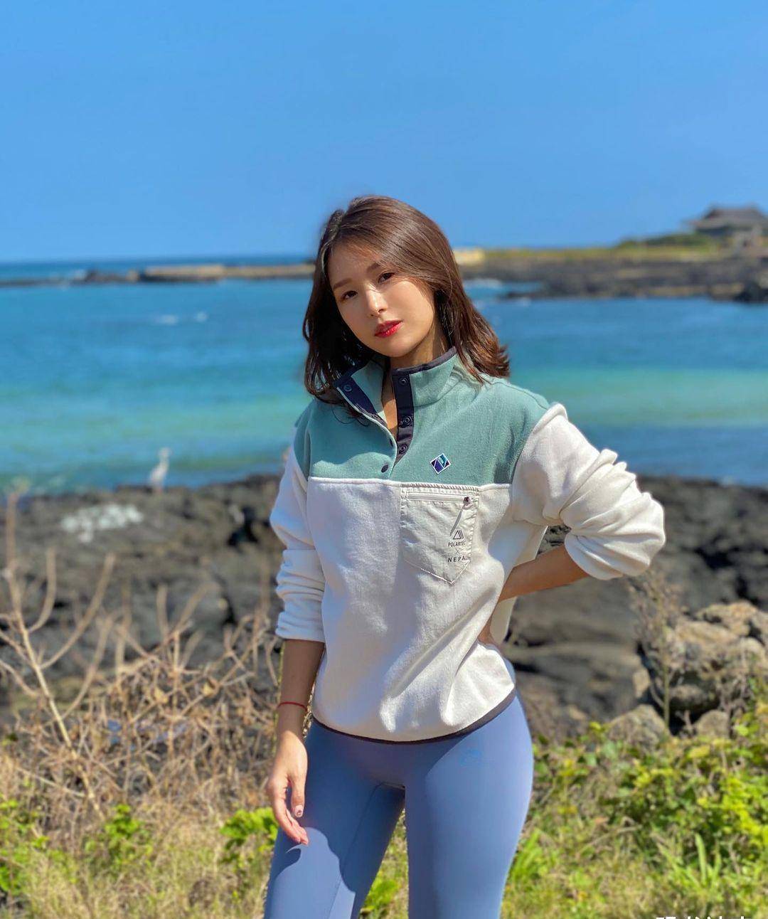 那些喜欢健身的姑娘,似乎都挺喜欢穿瑜伽裤的,而且生活里也喜欢当作