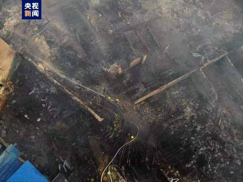 四川内江市一木材交易市场起火，官方：火势已控制，暂未发现人员伤亡