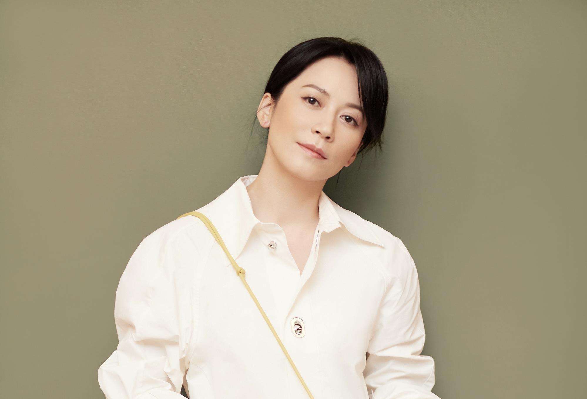 给娱乐圈40岁以上的女星排个名,闫妮脸僵如石,殷桃风情万种_俞飞鸿