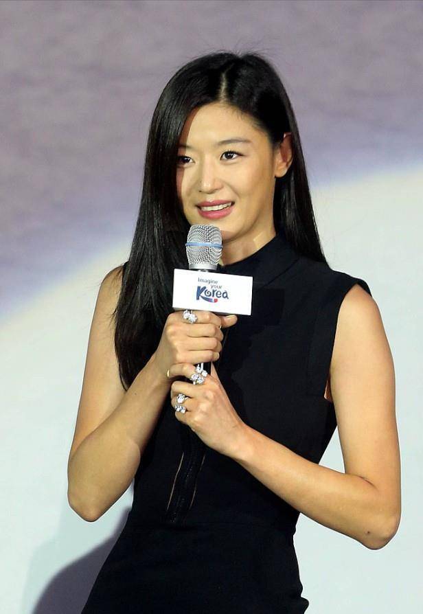 全智贤林志玲站在一起,明明都穿着华丽的长裙,气场却差这么多_红色