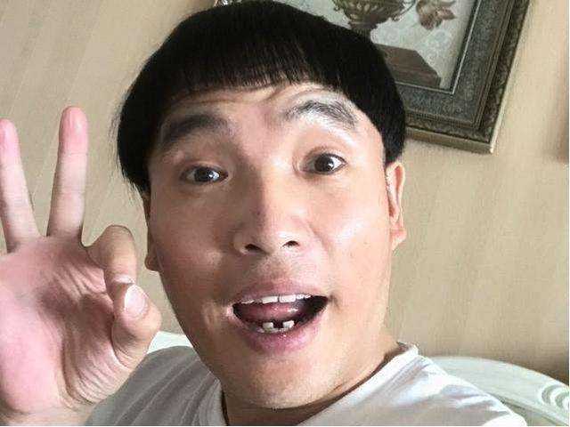 宋小宝小舅子的特色"甩头舞"让他一夜爆红,长得还没宋晓峰帅_霍云龙