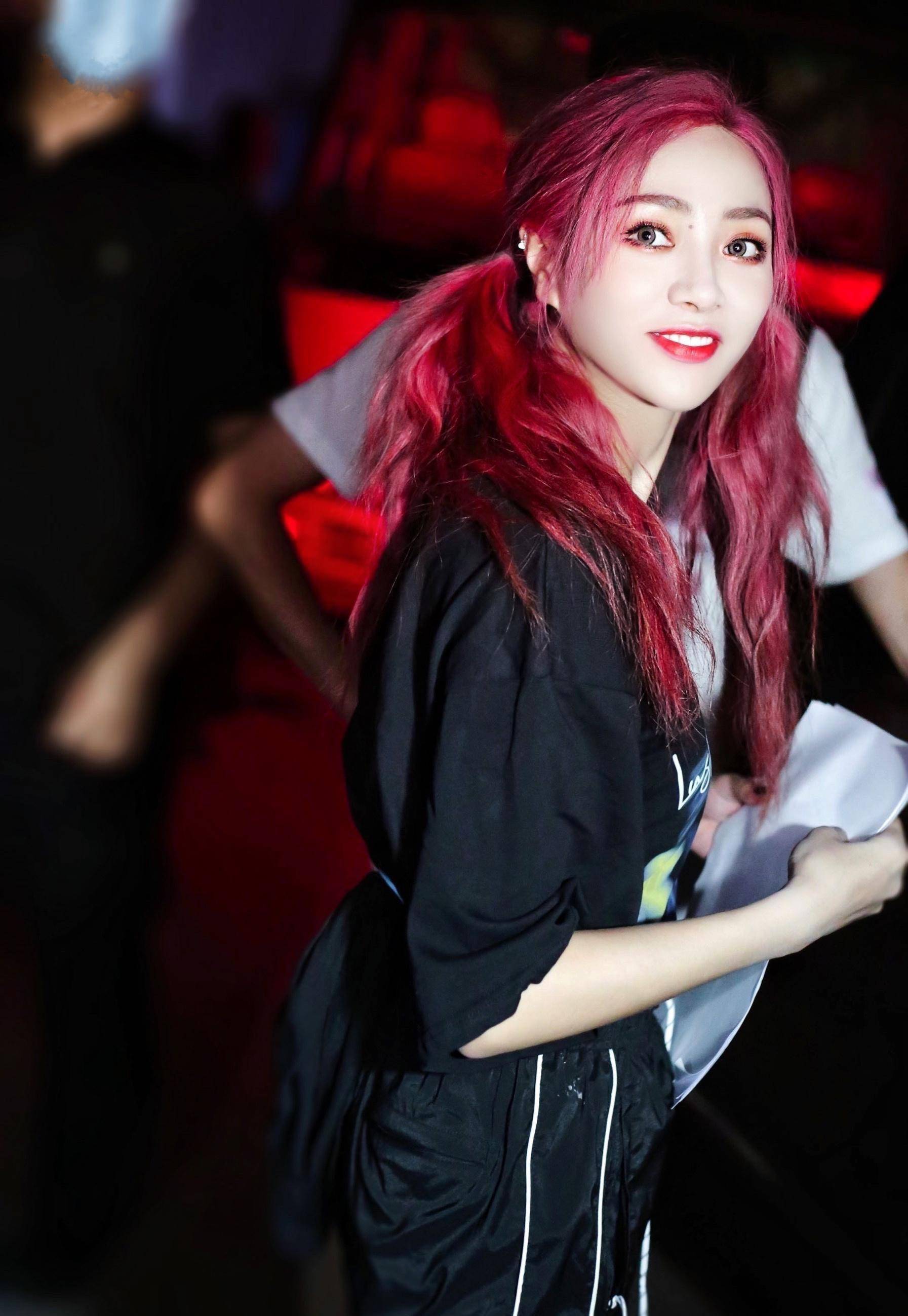 谢可寅红发双马尾又酷又飒,宛若漫画中走出的少女,太让人羡慕了_身材