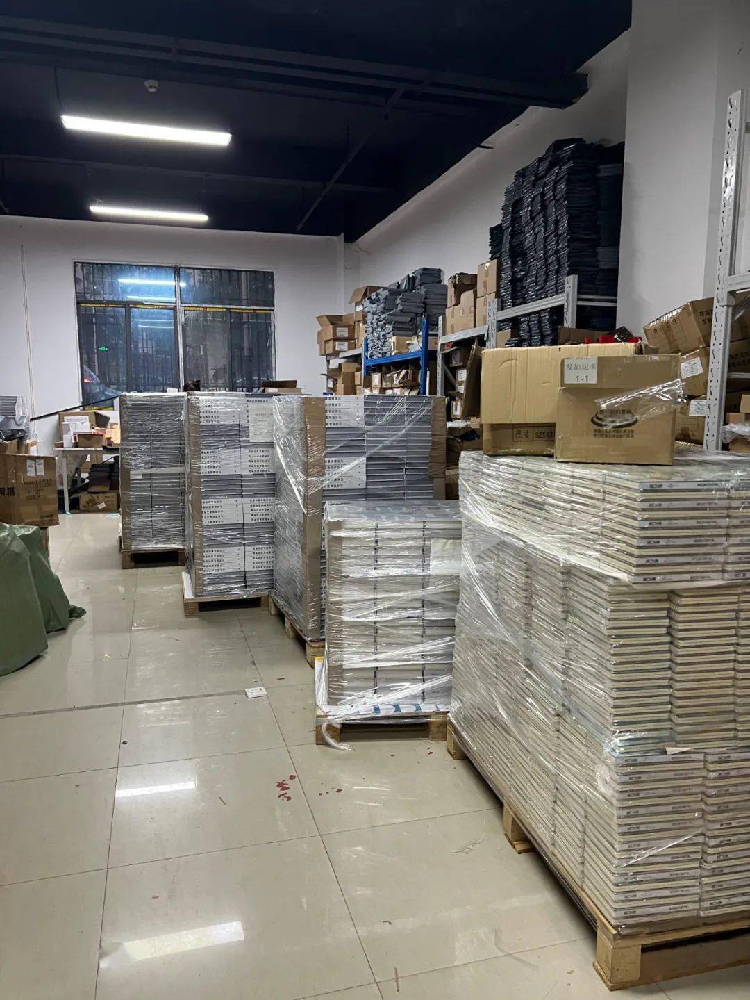 3000册书,3000个本子.送到了深圳仓库.