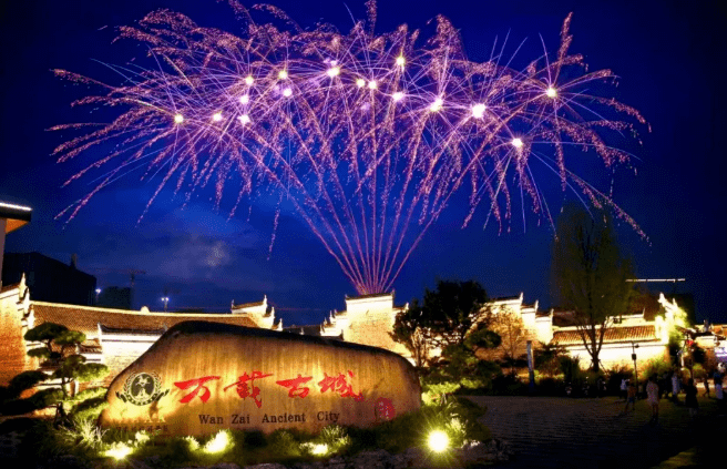 万载古城,算是宜春"老牌"夜游目的地了每到夜晚,古城就绽放出独特的