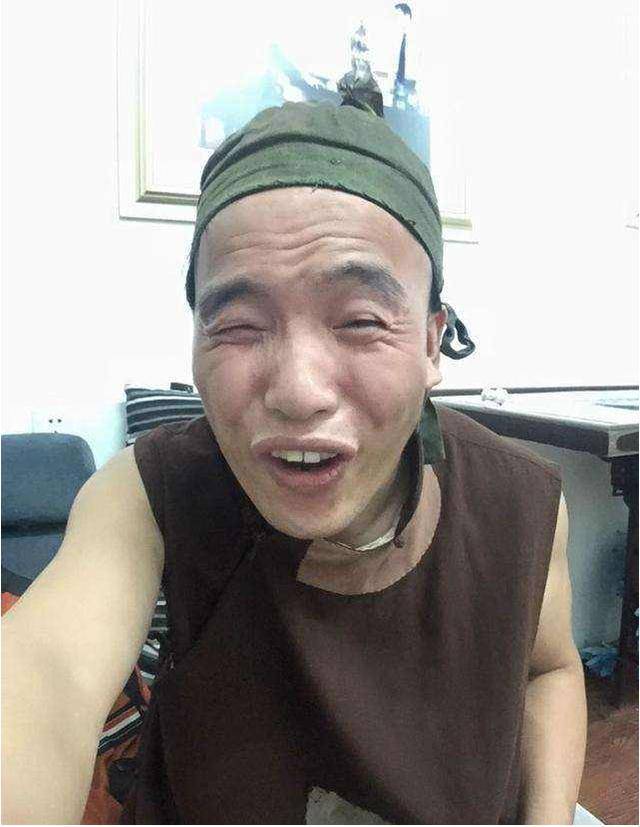 宋小宝小舅子的特色"甩头舞"让他一夜爆红,长得还没宋晓峰帅_霍云龙