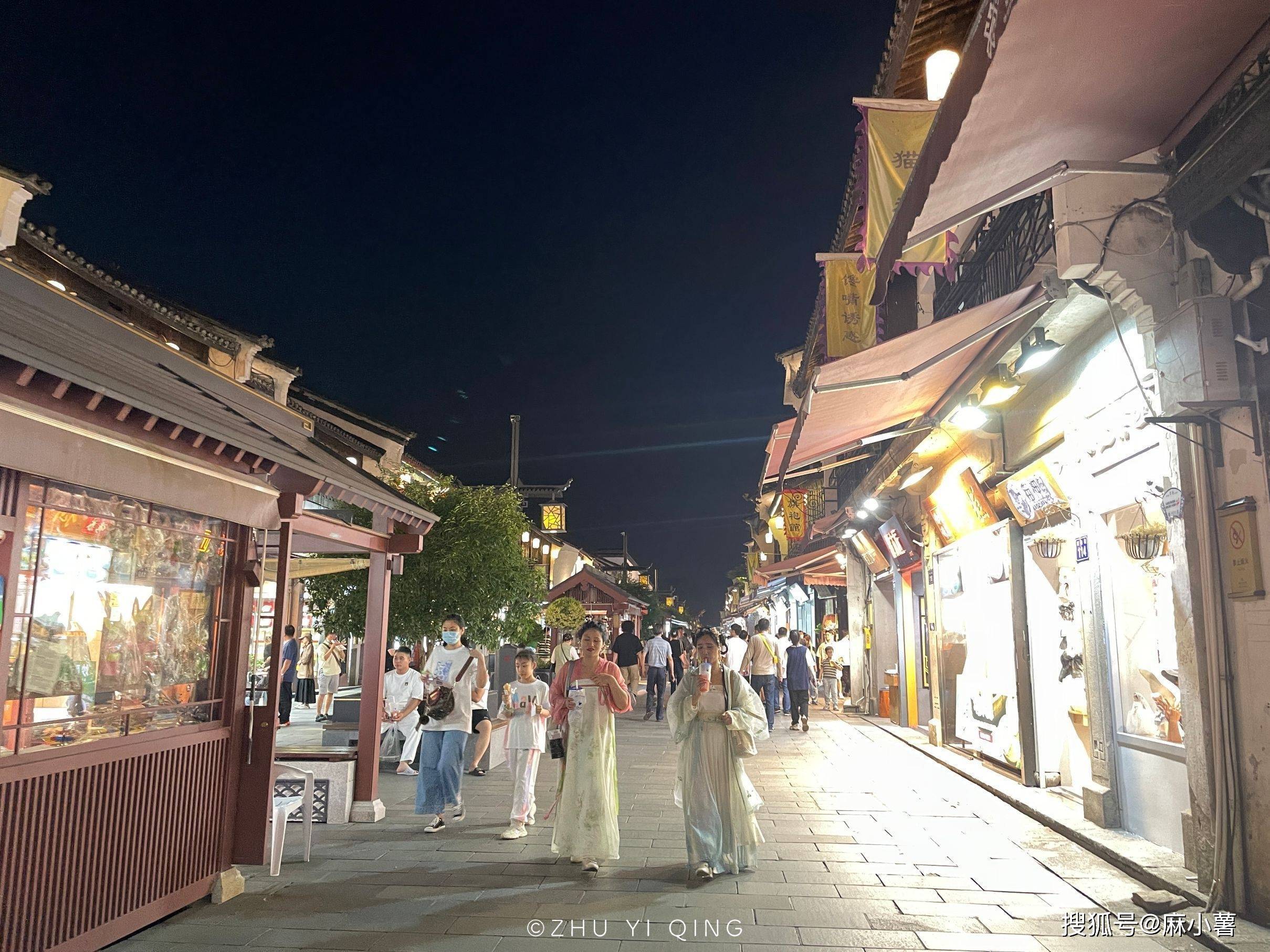 杭州夜经济极具人气的地方，清河坊街人头攒动，晚上比白天更热闹