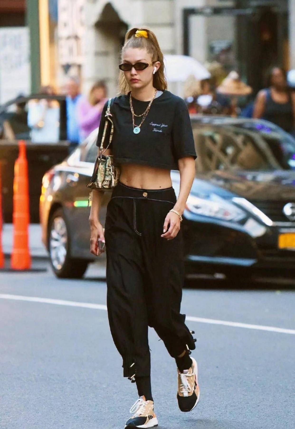 何穗穿一身"工装裤"套装走机场,遮肉显瘦又时髦,配渔夫帽洋气