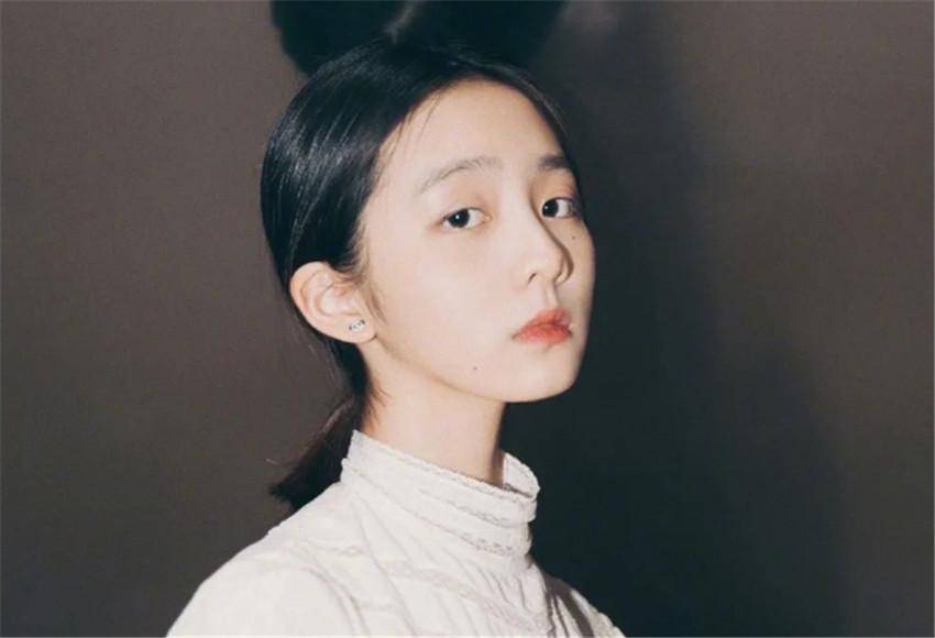 总之,黄多多一直都在找寻更适合自己风格,她的成长和