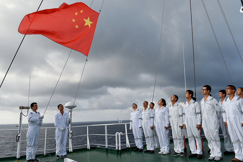 《海上升国旗》 付攀鸿为展示海员风采,宣传海员贡献,促进海员队伍
