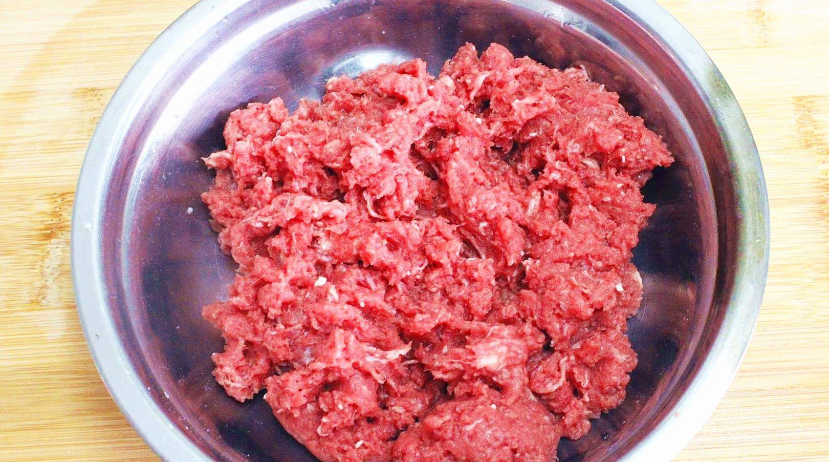 要想饺子馅鲜嫩多汁,不用调料水打馅也可以,教您2招,爆汁鲜嫩_羊肉馅_水分_花椒