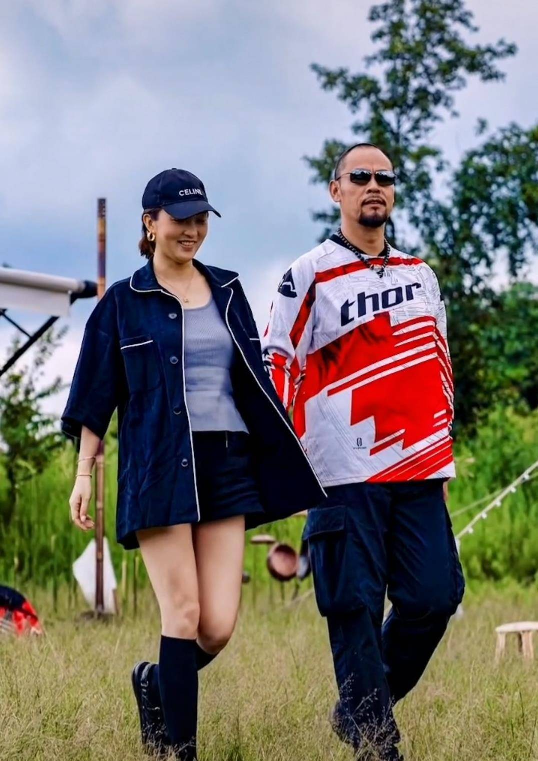 "晒照庆结婚15周年,妻子长腿细又直,儿女越长越像妈_晋松_李汶桐_孩子