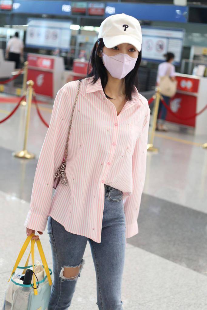 宣璐清新穿搭现身机场时尚减龄 粉色衬衫搭牛仔裤俏皮满分_造型_北京