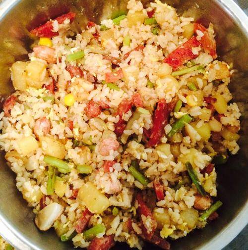 今天又来教大家一道特别美味的米饭的做法了,_香肠_大米饭_备用