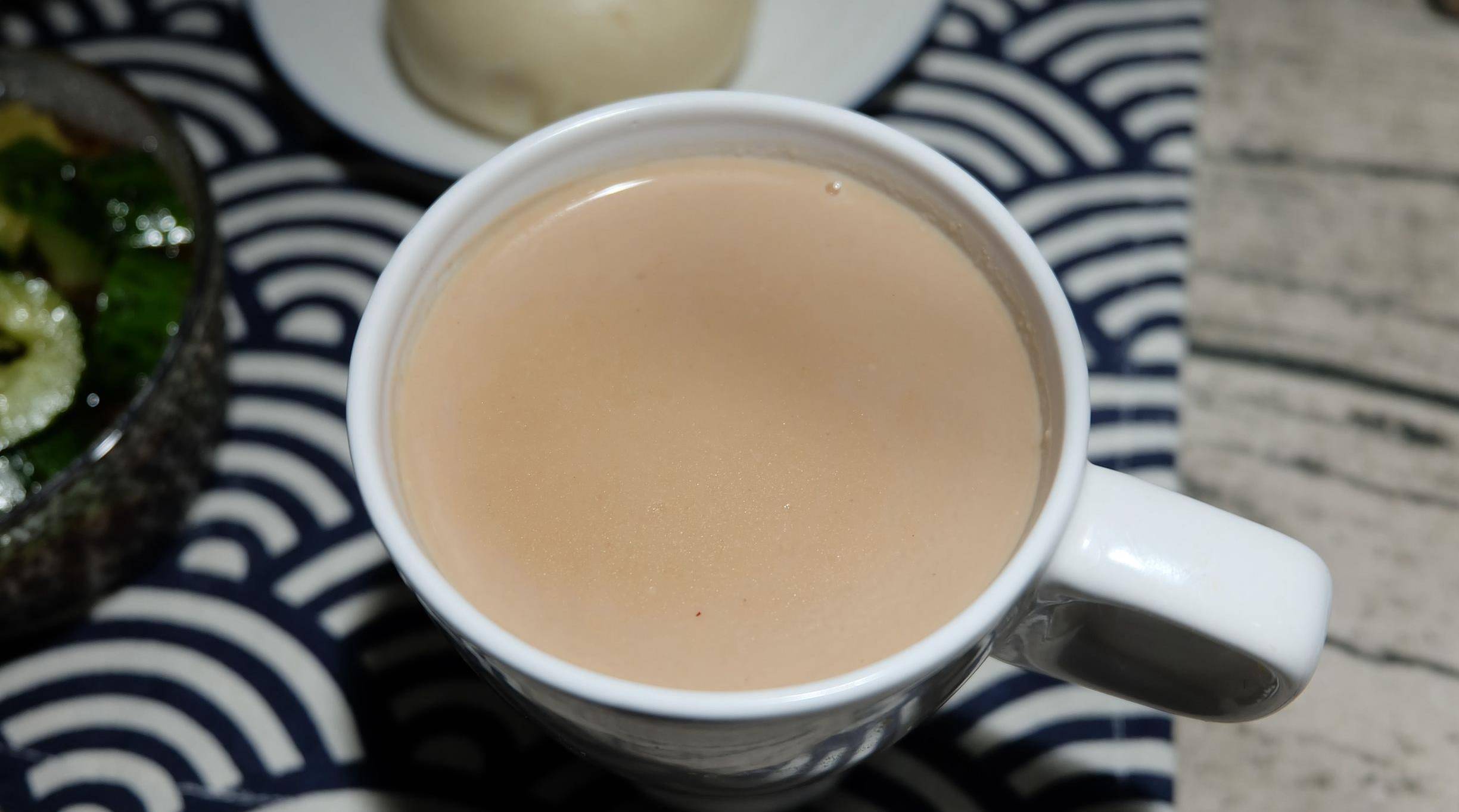 山药去皮后切小块,一起放进豆浆机里,加水至最高水位线,使用"五谷豆浆