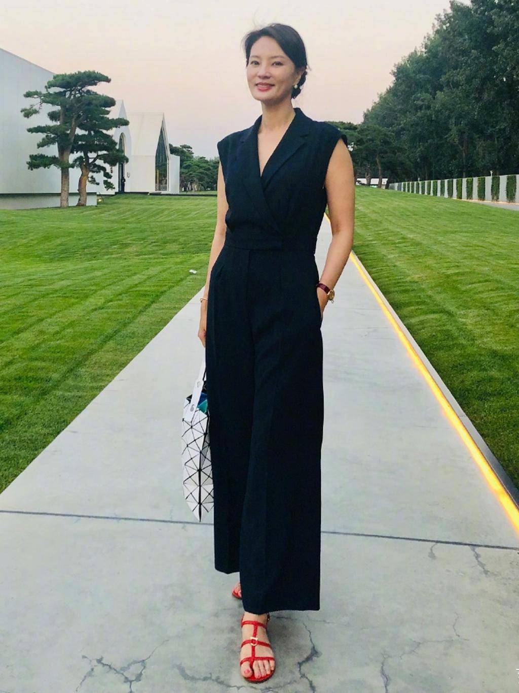 央视主持刘芳菲为全红禅发声,穿白裙戴民族风耳坠,红色美甲抢镜_造型