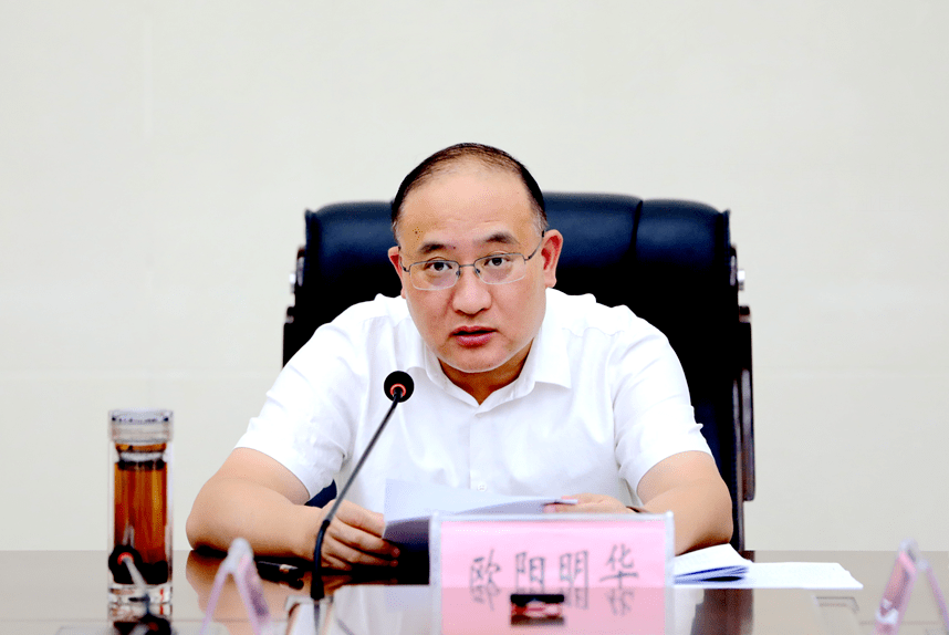 8月23日下午,县委书记欧阳明华主持召开数字彭泽一期建设项目设计思路