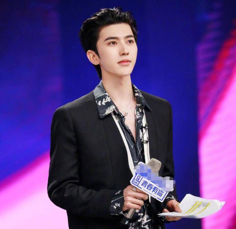 有一种"大背头"叫蔡徐坤,本以为颜值一般,结果帅成霸道总裁