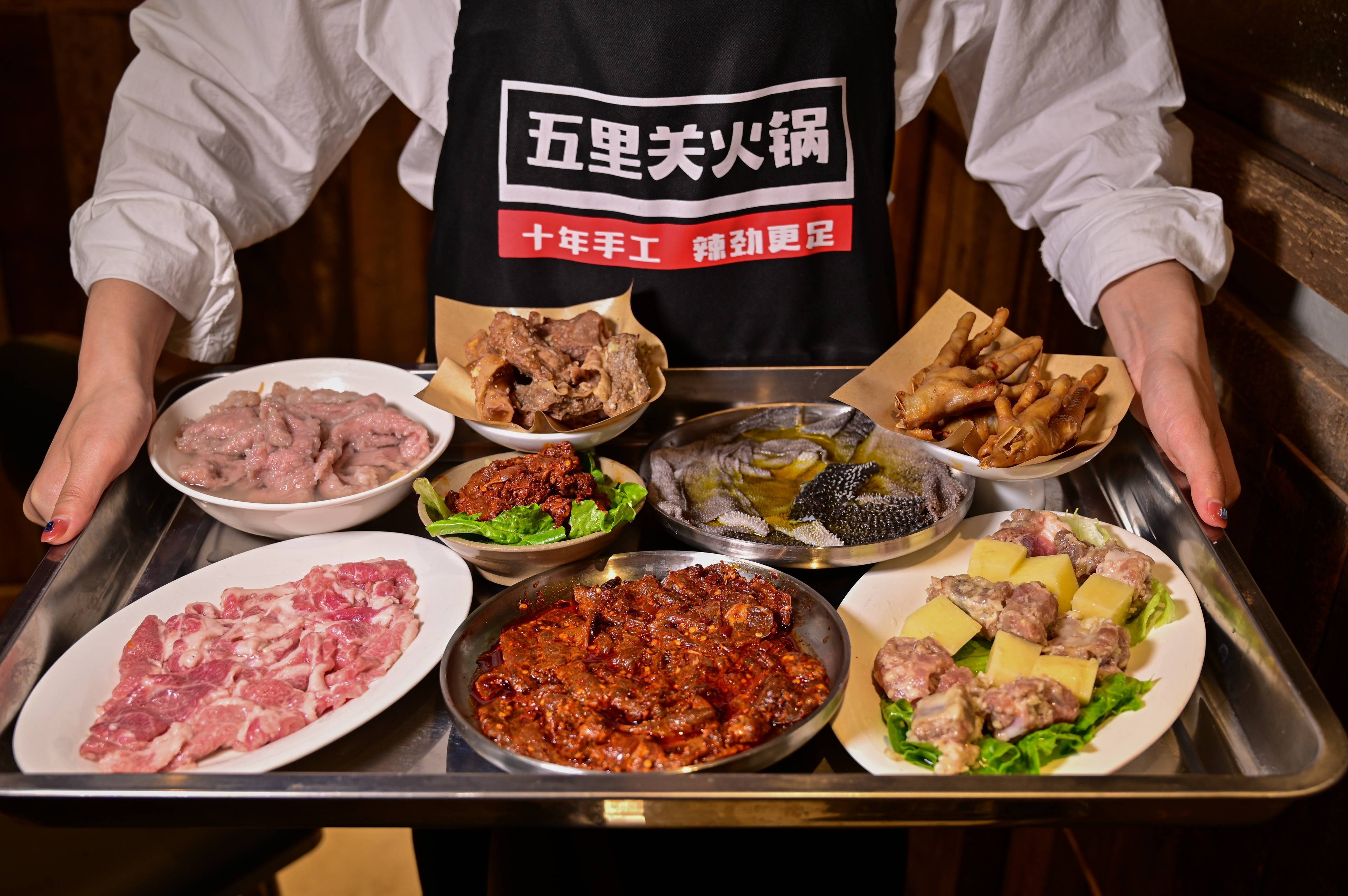 而有这样一部讲述重庆火锅的影视作品——《火锅英雄》,主角三兄弟