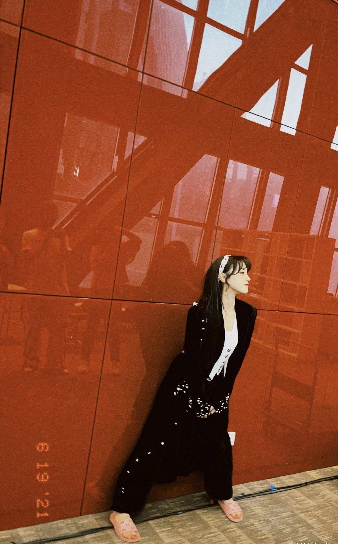 宋雨琦穿时尚拖鞋出席活动,黑色套装镶满白色珍珠,酷帅又可爱_显得