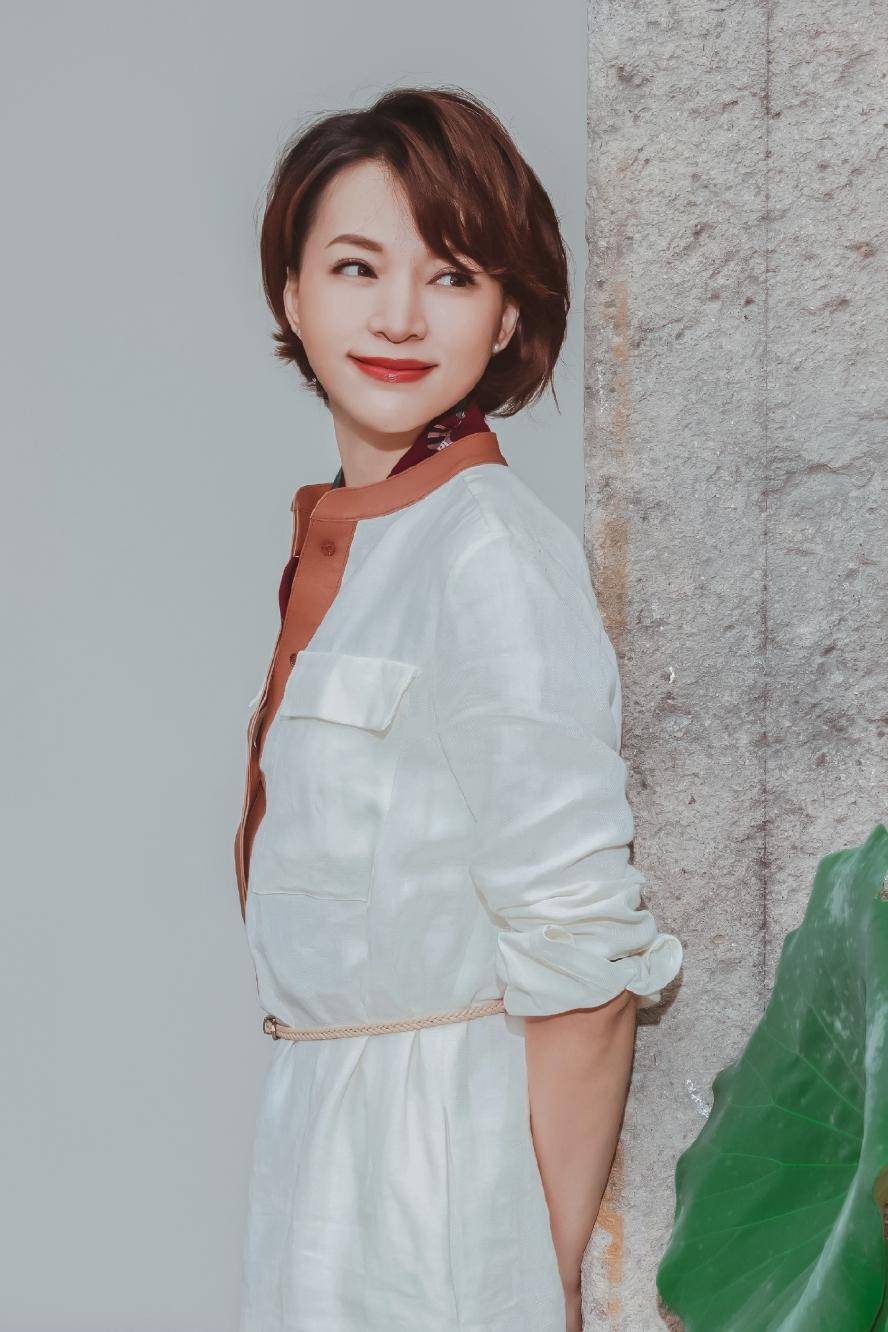 董卿出镜为母校庆生,针织衫配丝巾优雅大气,果然是气质美人_的整体