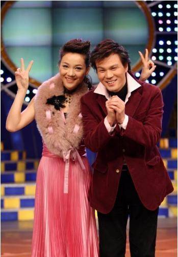 周群近照曝光,一人带仨娃从不晒老公,与郭德纲关系"浮出水面"_事业