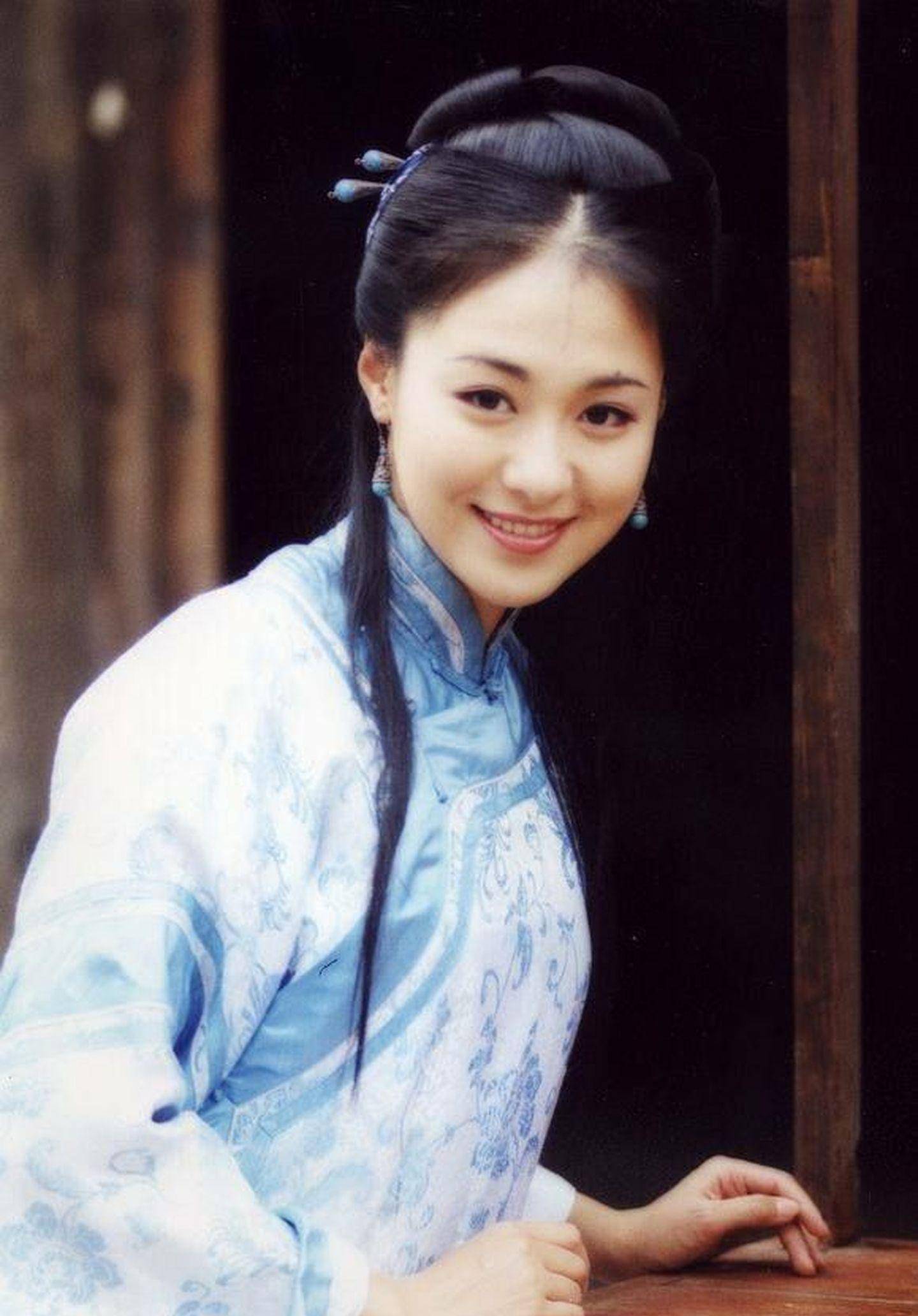 我最早看到她是在《神医喜来乐》里演的赛西施那是确实很美长相很讨