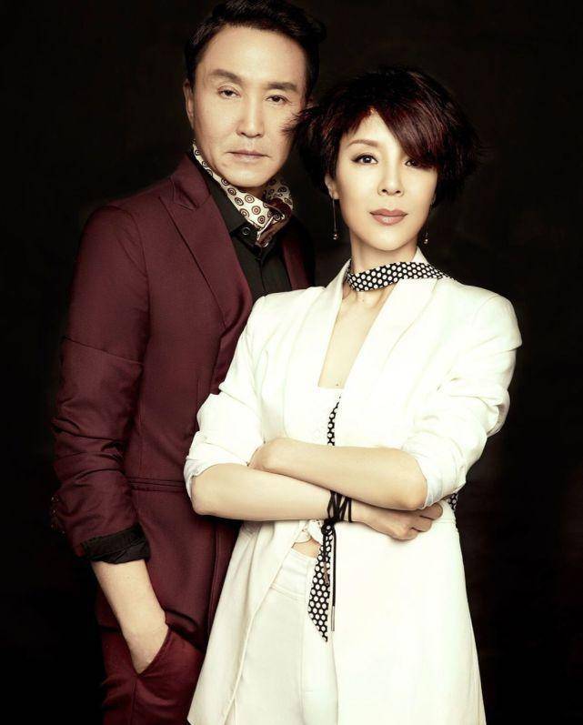 吴刚夫妇罕见同框,老婆穿吊带裙,肌肤紧致透亮真不像快60岁了_岳秀清