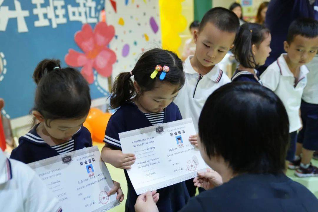 卞主任为宝贝们送上了美好的祝福,并为宝贝颁发毕业证书.