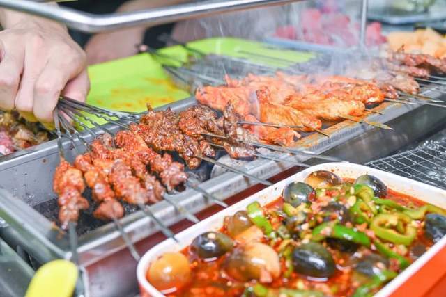 银川首家地摊烧烤,很市井!_炉子_食材_店里