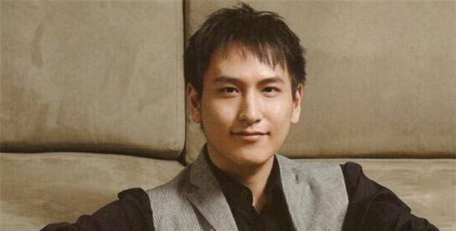 90年代,汤君年响应国家的号召,开始在上海打造他的房地产事业.